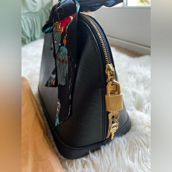 AUTHENTIC LOUIS VUITTON ALMA in Black Epi Leather - Picture 3 of 14